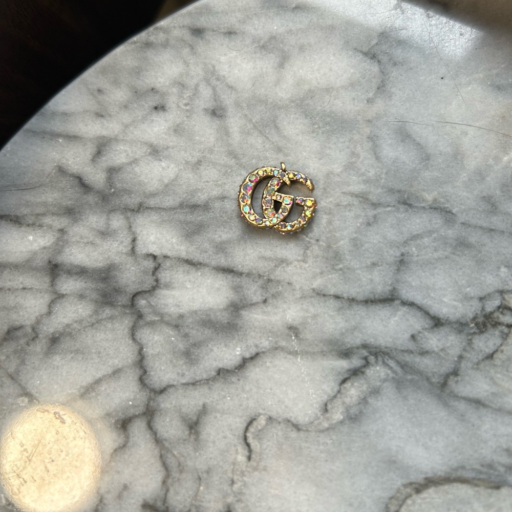 GUCCI GG Logo Charm - Gold / Iridescent